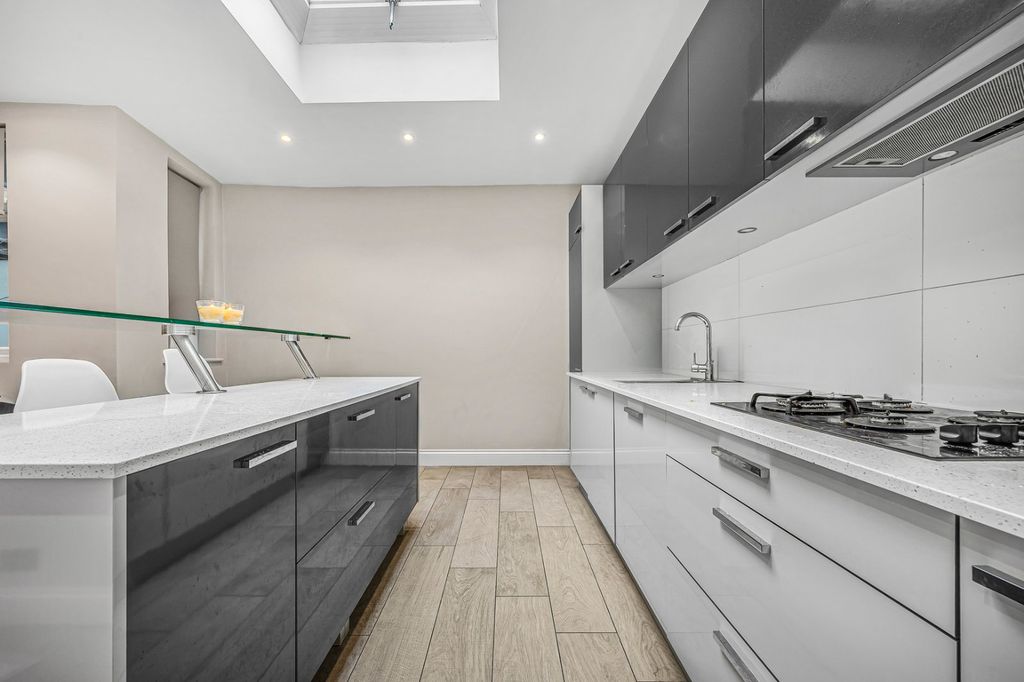 Property photo 3 of 8 Picture No. 15