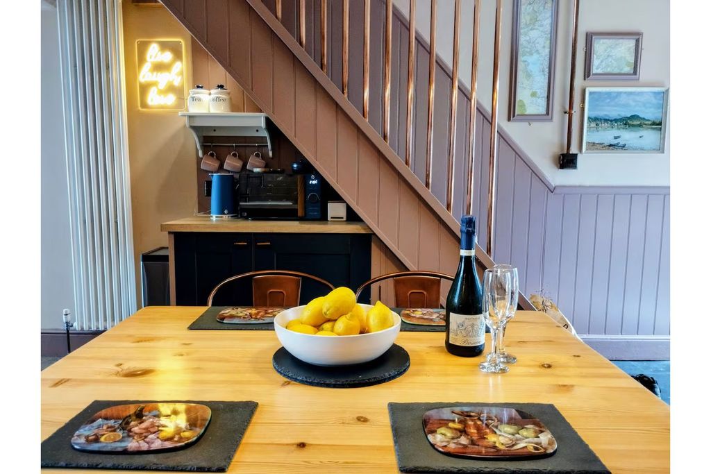 Property photo 3 of 20 Kitchen/Breakfast