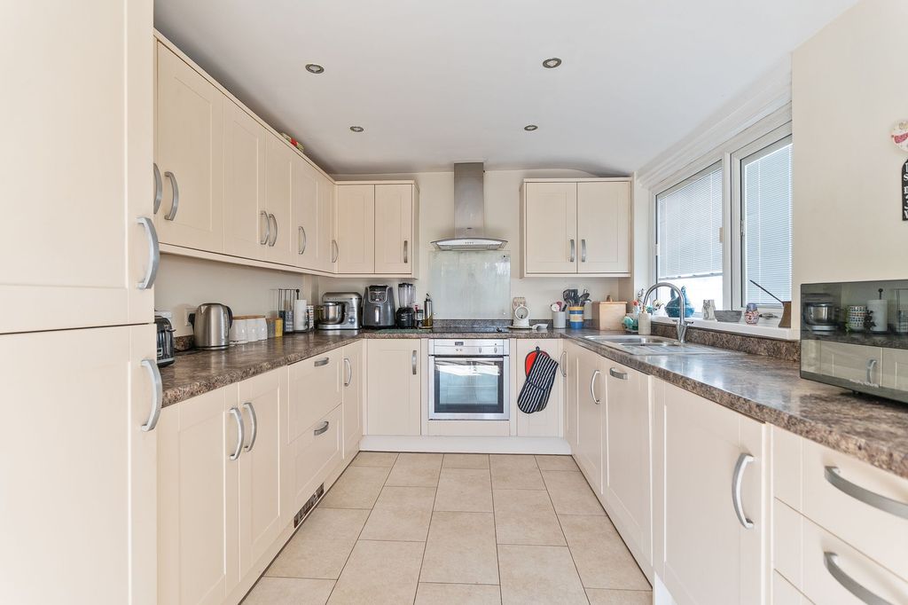 Property photo 2 of 27