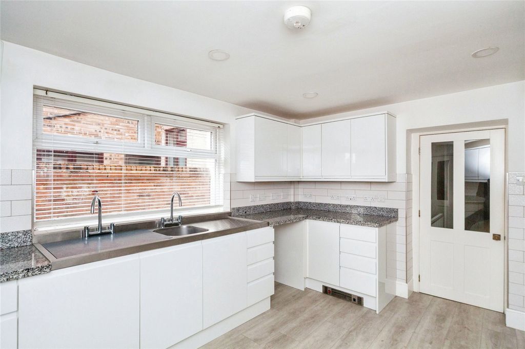 Property photo 3 of 17 Kitchen