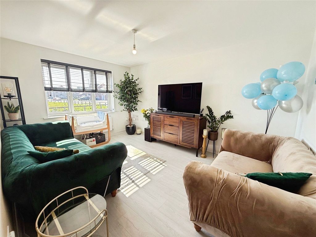 Property photo 2 of 16 Lounge