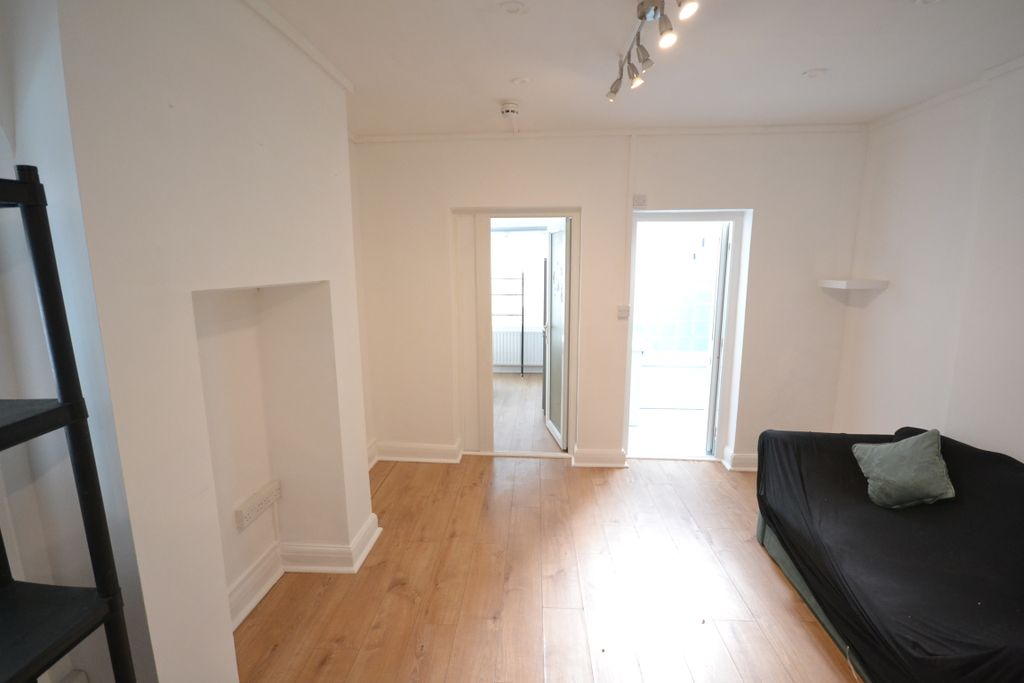 Property photo 2 of 6