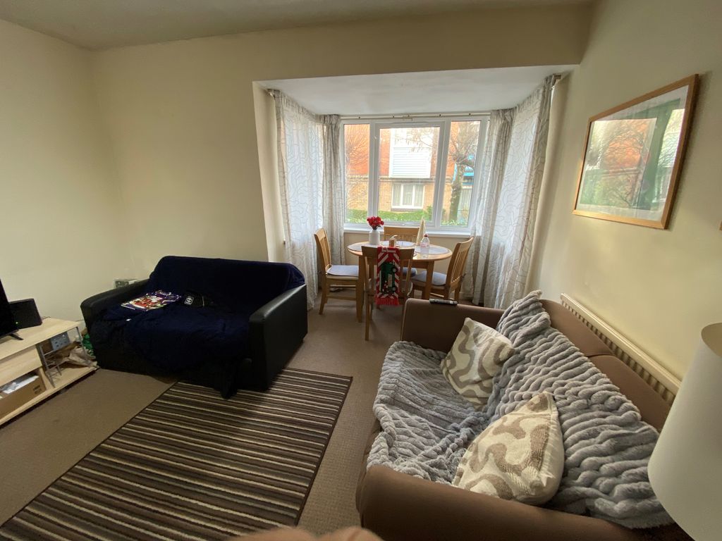 Property photo 1 of 7 Lounge 3