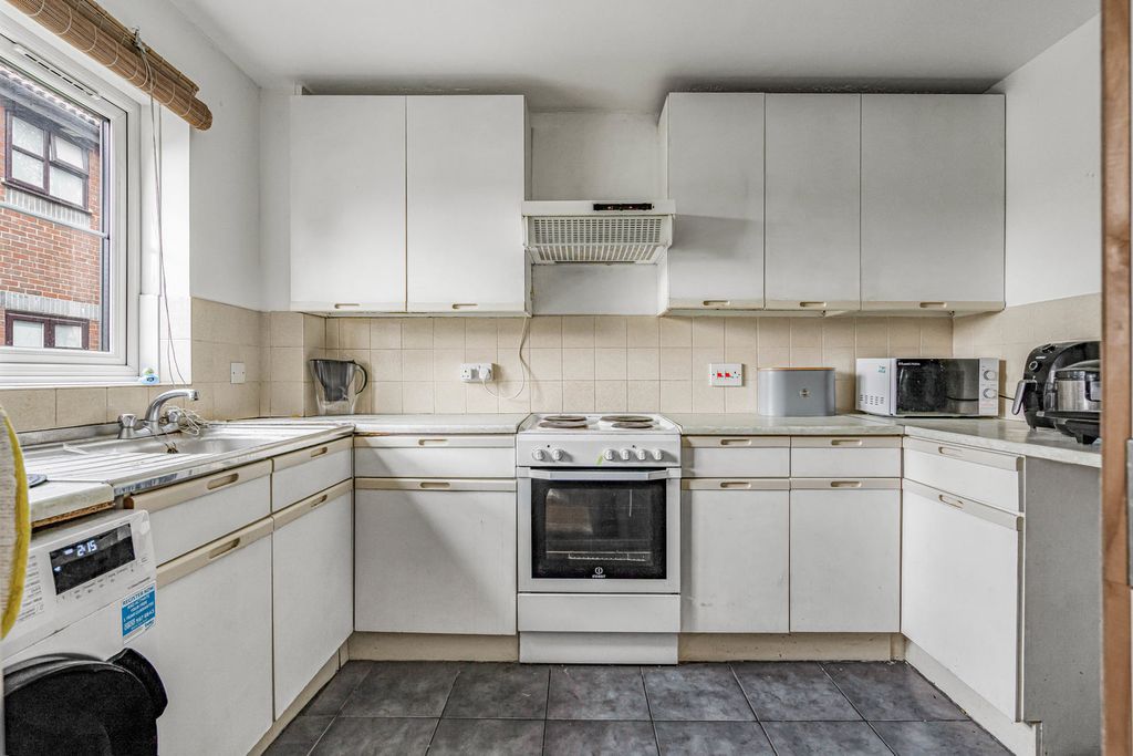 Property photo 3 of 21 Kitchen