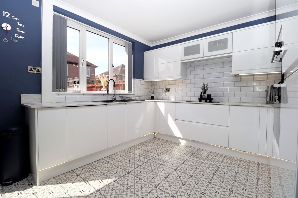 Property photo 2 of 34 Dining Kitchen