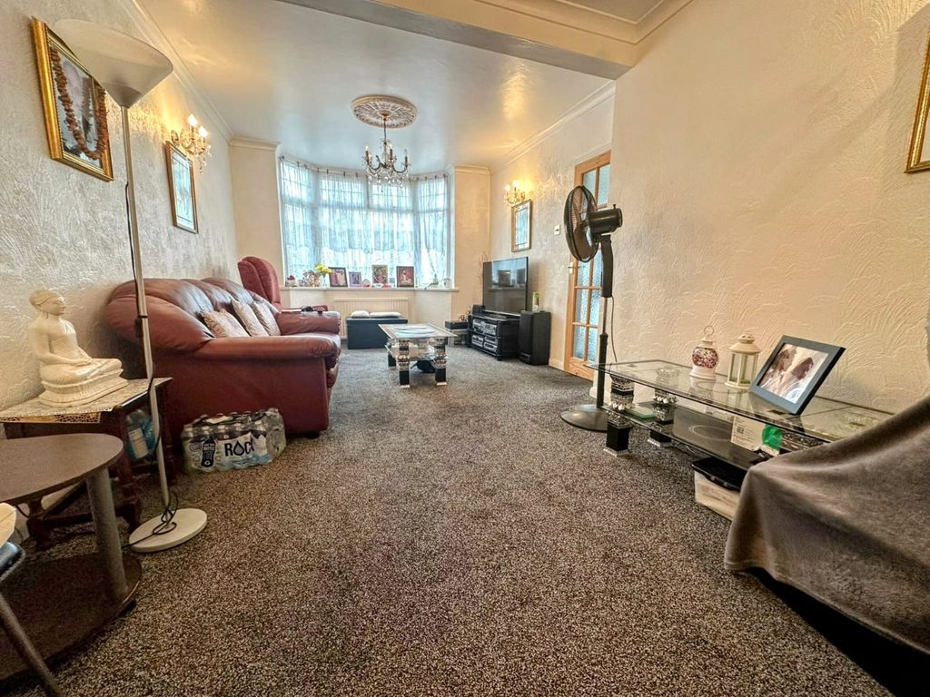 Property photo 2 of 13 Lounge
