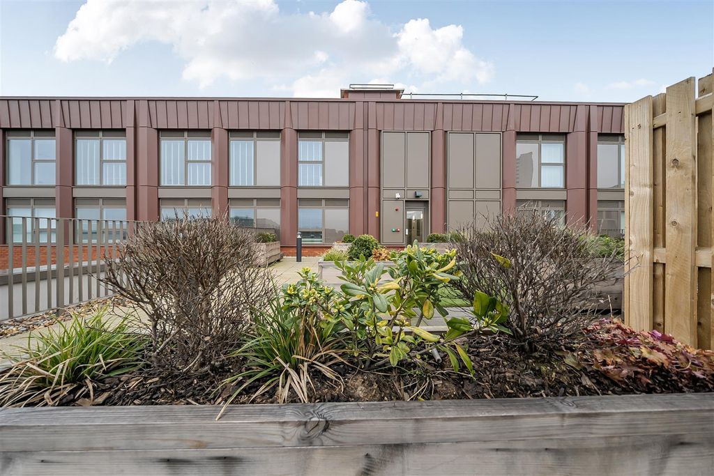 Property photo 2 of 14 1424434-9-69Aae04E1389A.Jpg