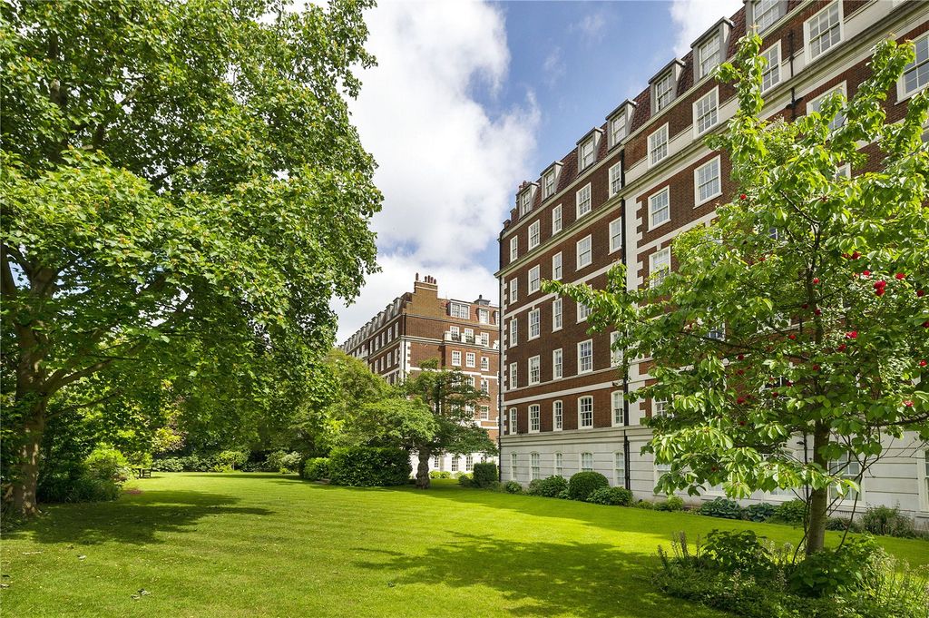 Property photo 1 of 17 Communal Gardens