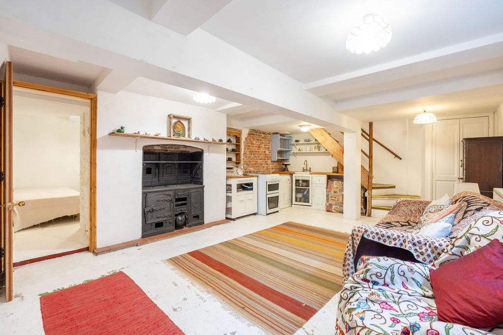 Property photo 2 of 23