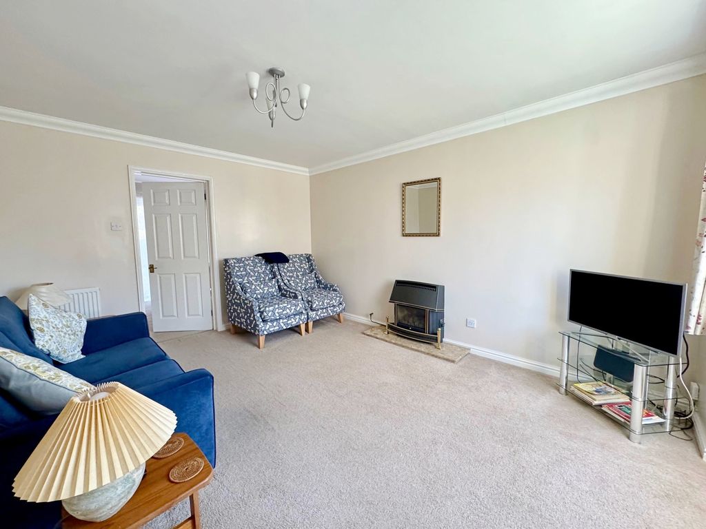 Property photo 2 of 13 Lounge