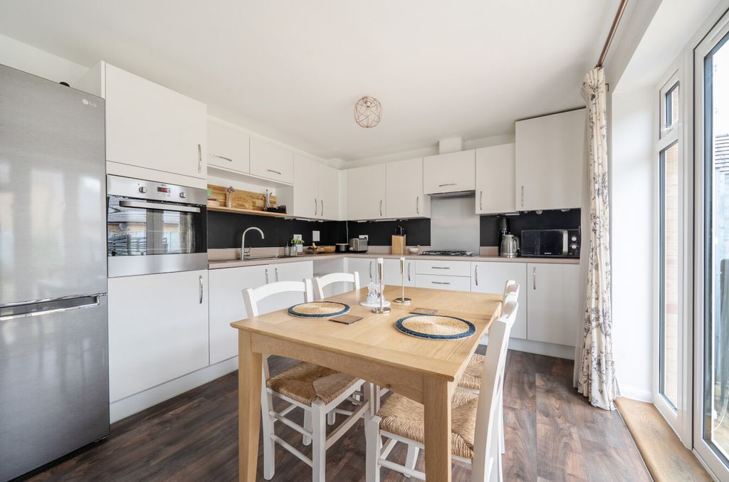 Property photo 3 of 11 1328971-14-687F6d...