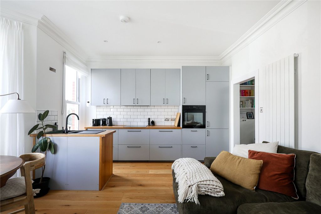 Property photo 3 of 7 Kitchen