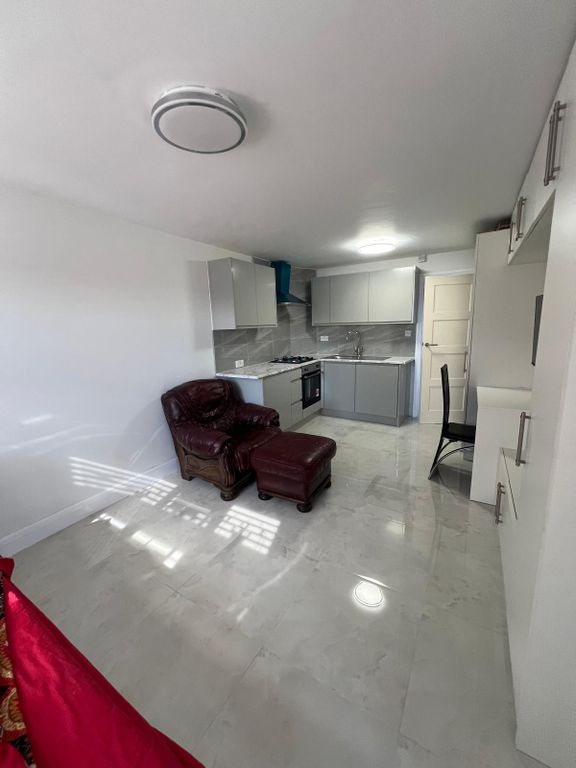 Property photo 1 of 5 Ground Floor Studio With White Goods &amp; Bills Included