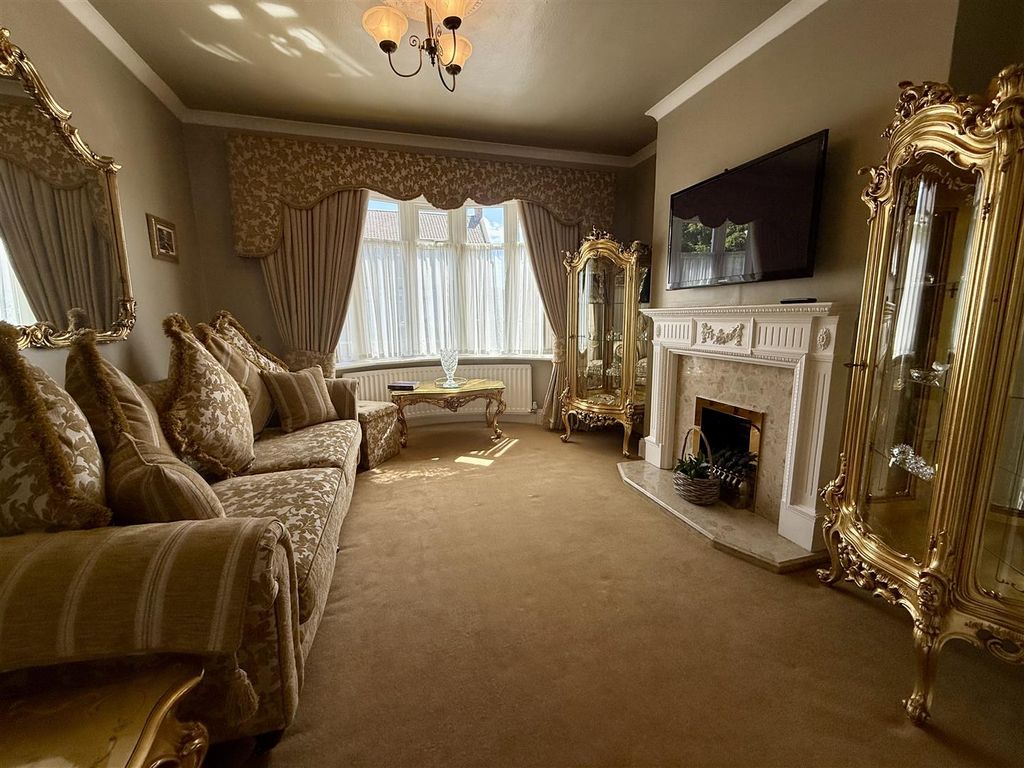 Property photo 2 of 16 Lounge