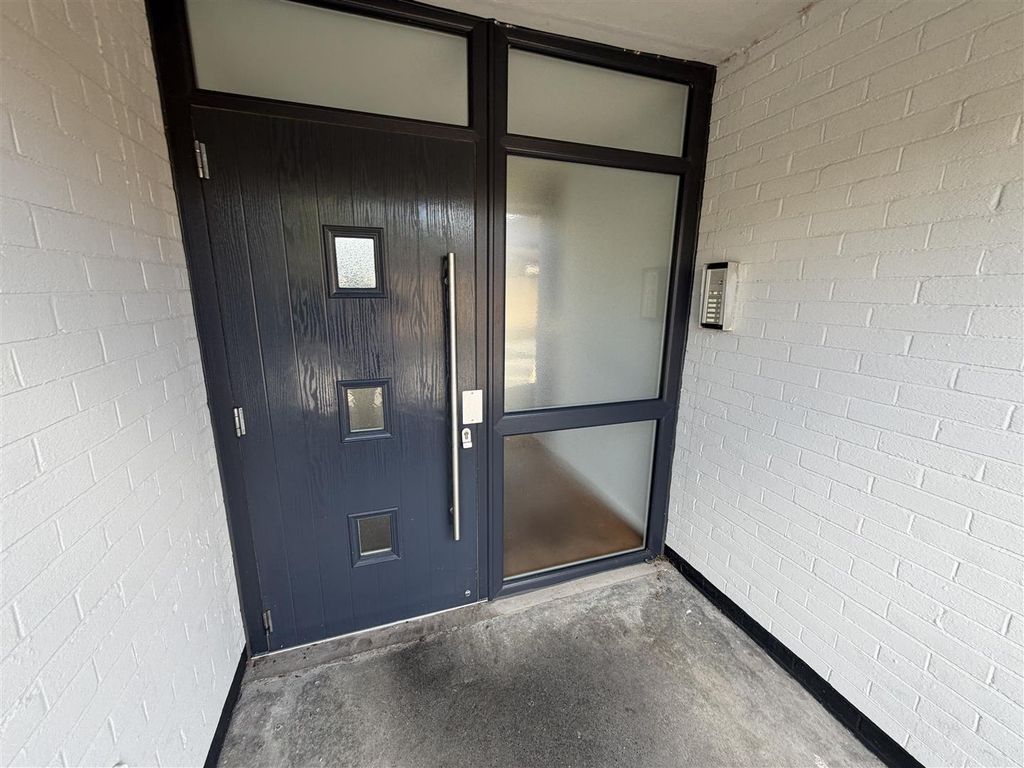 Property photo 2 of 21 Communal Door