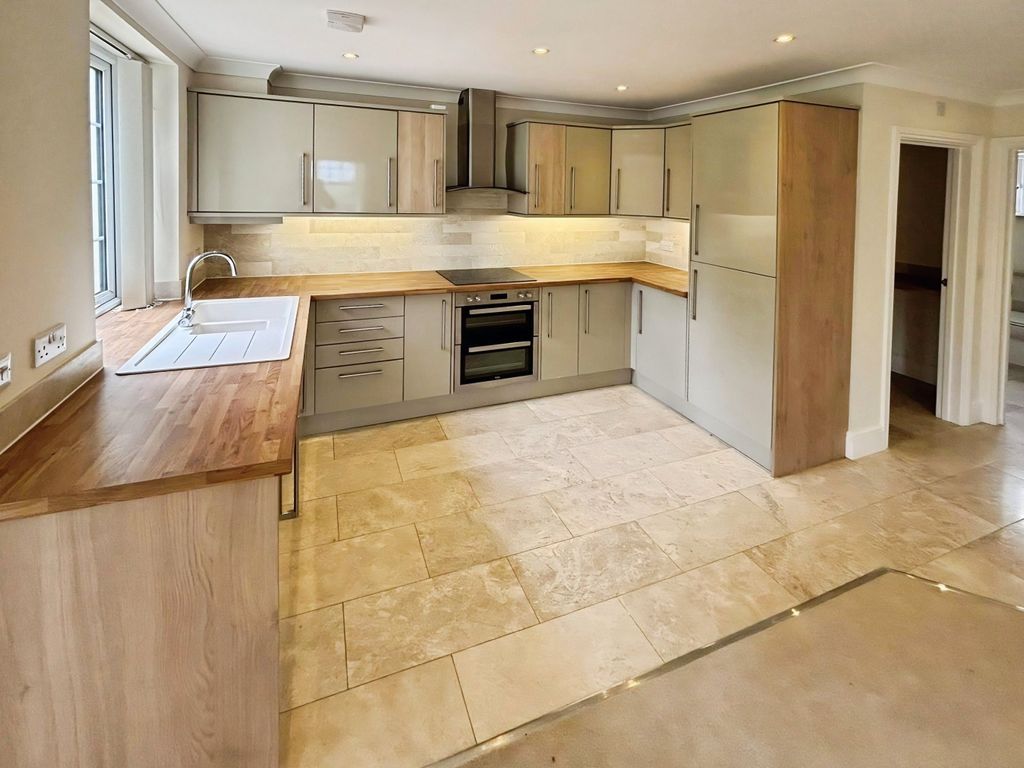 Property photo 2 of 9 Kitchen