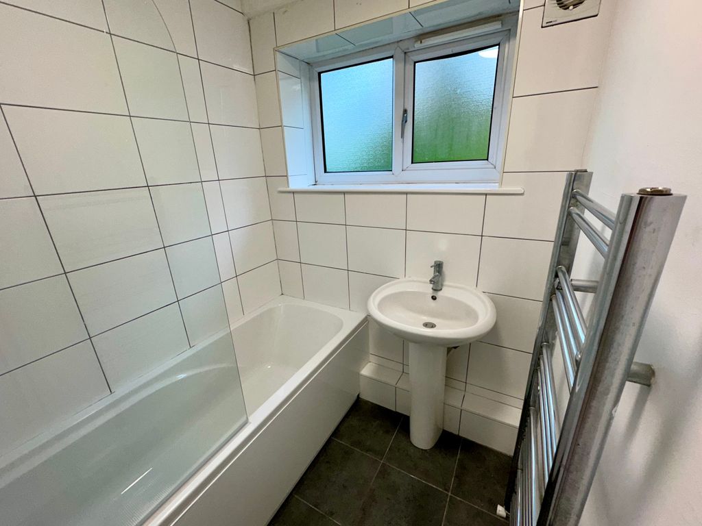 Property photo 3 of 9 Bathroom