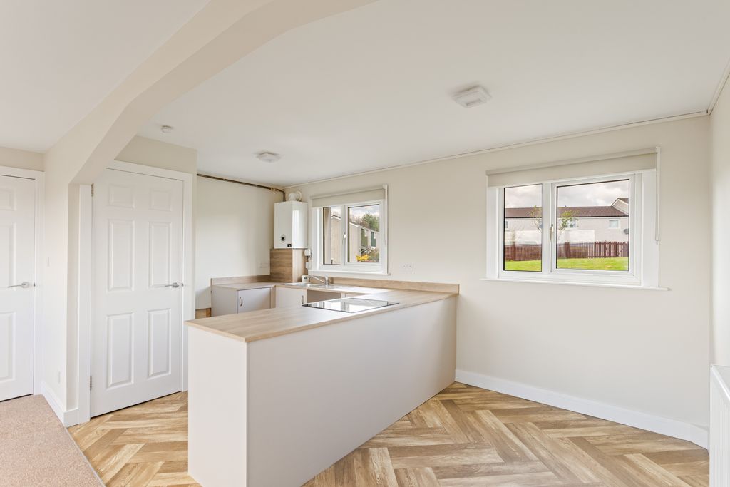 Property photo 2 of 12 16 Victoria Street 08