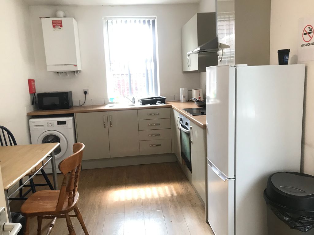 Property photo 2 of 11 Kitchen