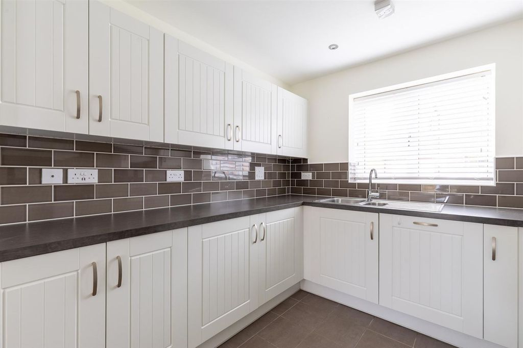 Property photo 3 of 19 6Wellfieldway-8.Jpg