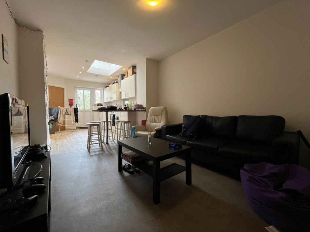 Property photo 3 of 9 Lrg_d51Af5Be-Bdd1-467B-A708-8c74Fcc7E605