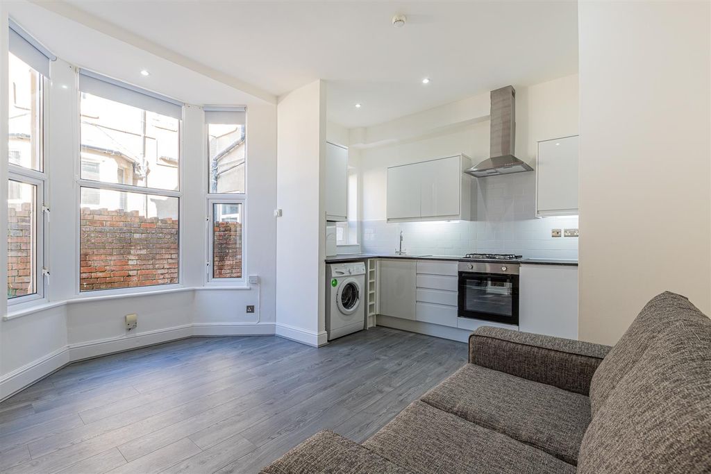 Property photo 1 of 11 Connaught Road 37, Gfr-6.Jpg