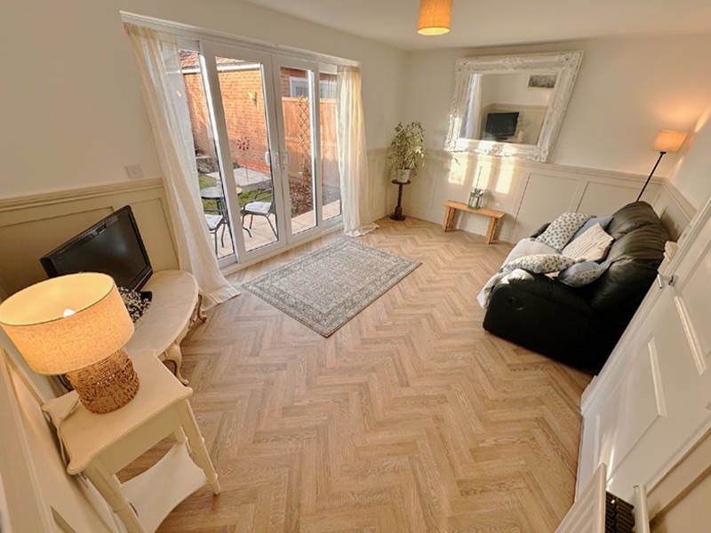 Property photo 2 of 32 Lounge