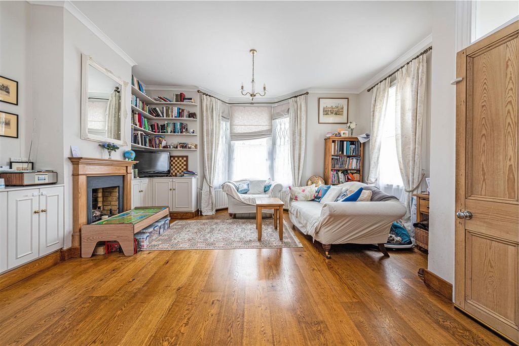 Property photo 2 of 11 17 Felsham Rd Rec.Jpg