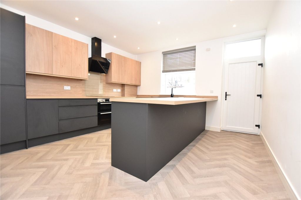 Property photo 2 of 11 Picture No. 15