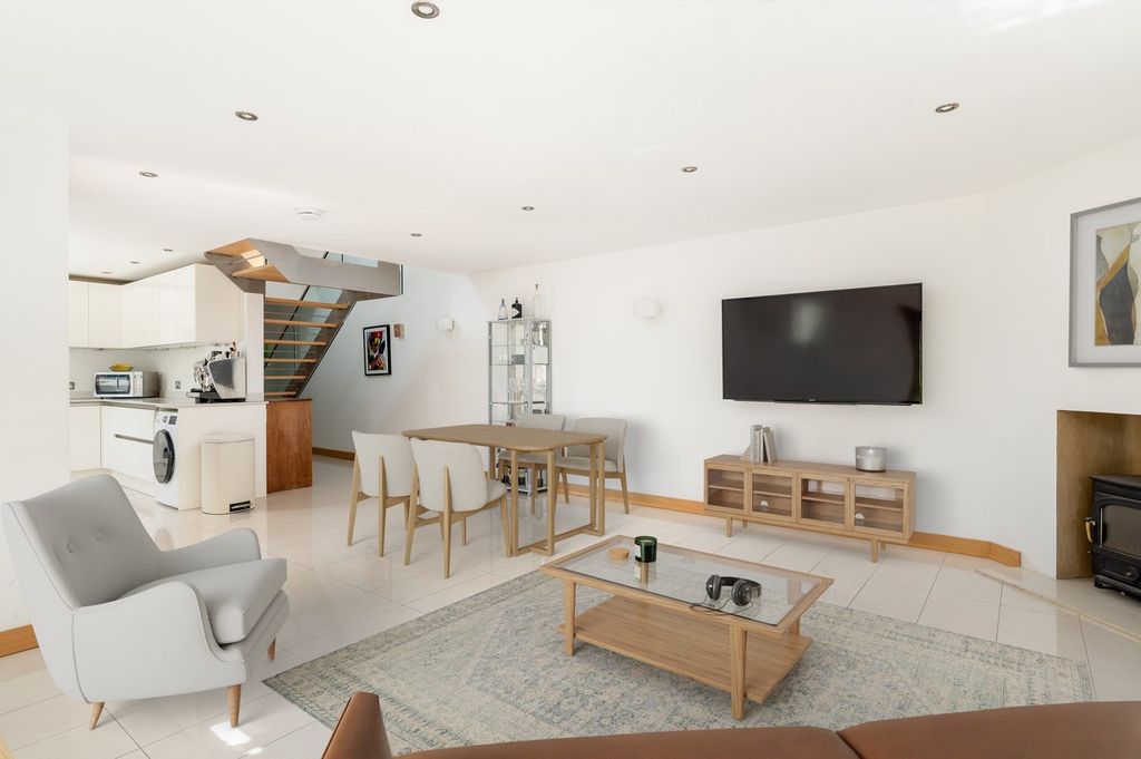 Property photo 2 of 32