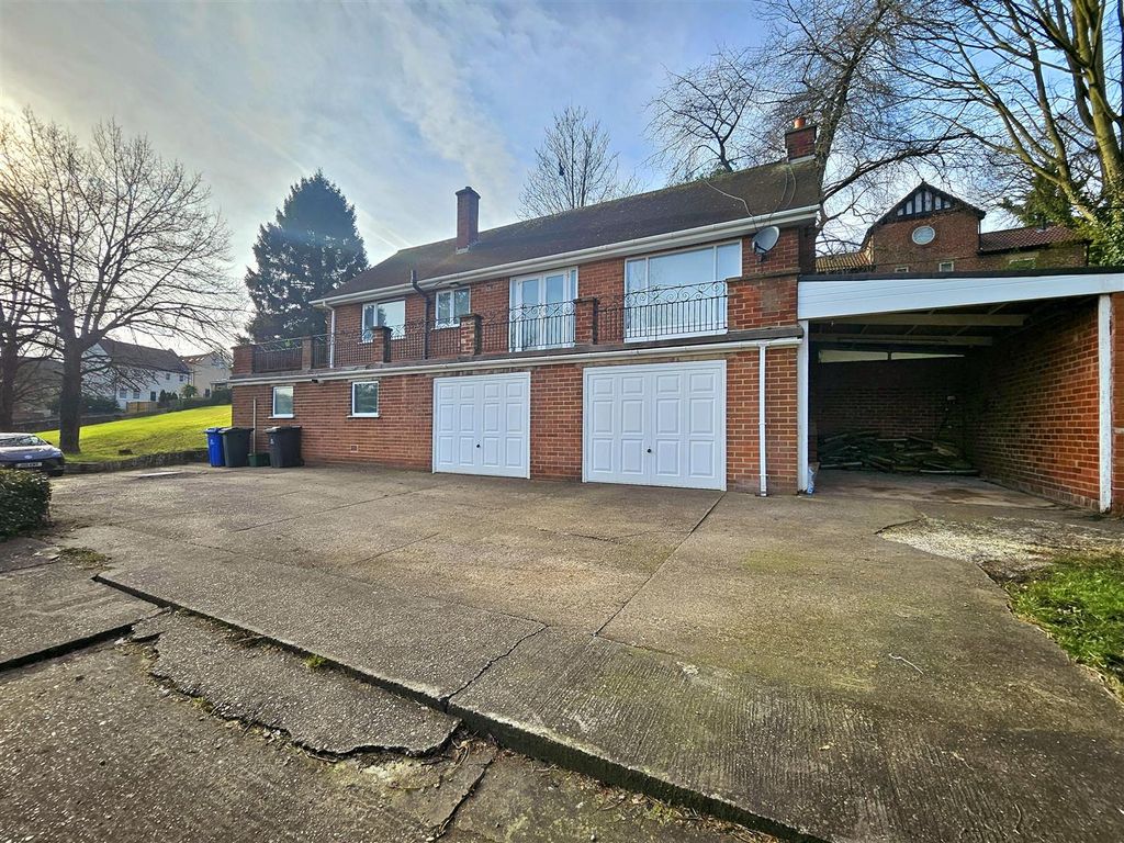 Property photo 1 of 14 Property &amp; Garages