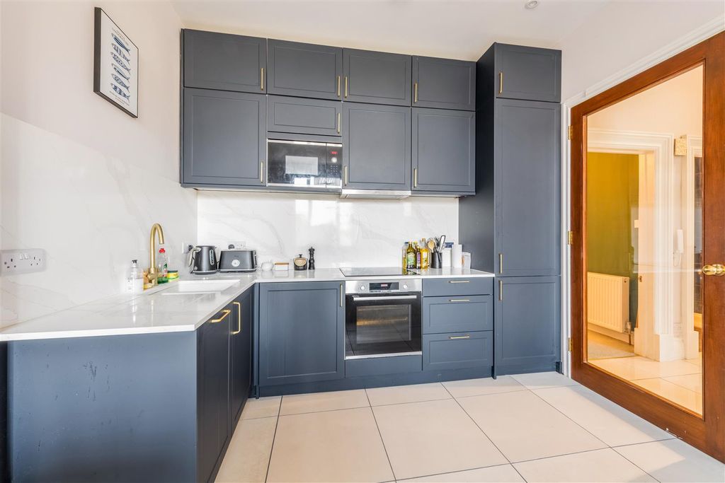 Property photo 3 of 33 Flat 10, Grand Avenue Mansions-4.Jpg