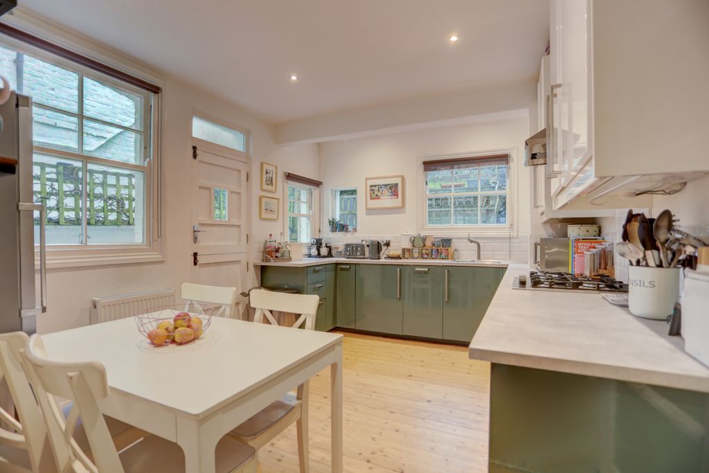 Property photo 3 of 21 Kitchen