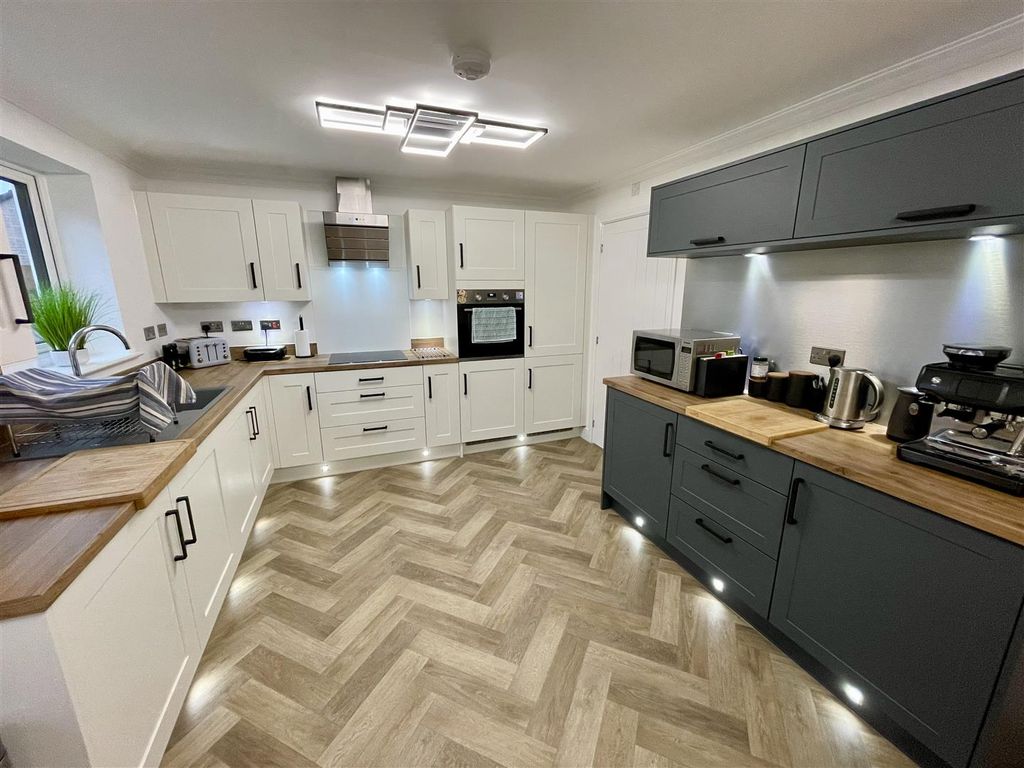 Property photo 2 of 15 Kitchen/Dining Room