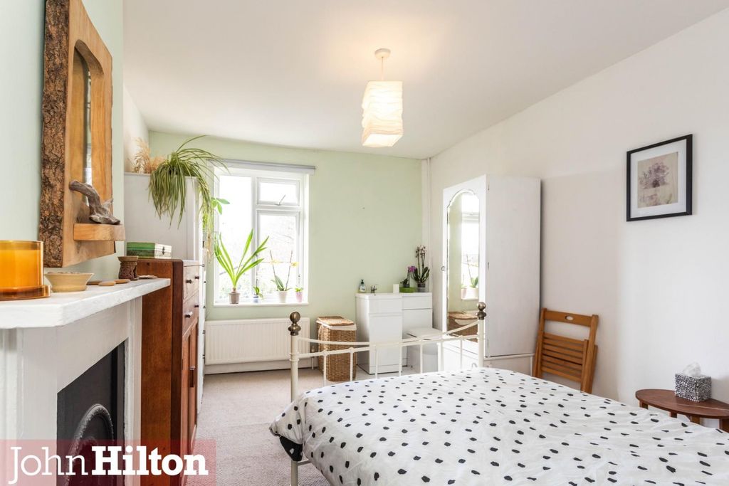 Property photo 3 of 22 Shaftesbury Place-28.Jpg