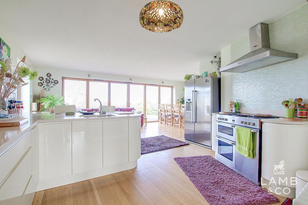 Property photo 2 of 17 Kitchen