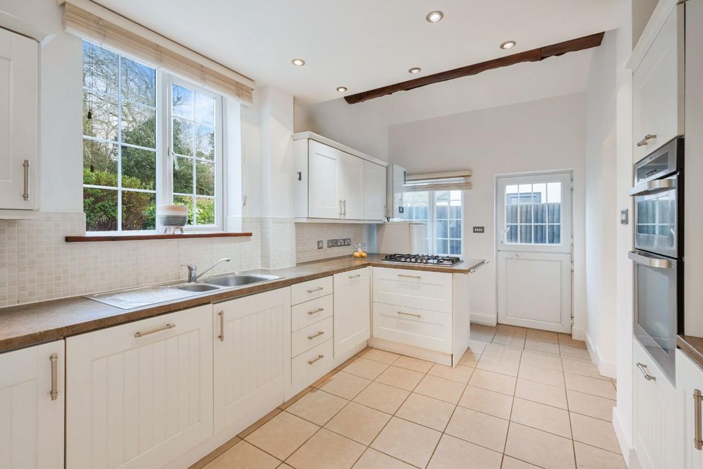 Property photo 3 of 14 Epsom Lane North