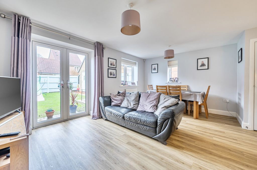 Property photo 2 of 11 1403089-20-697219...