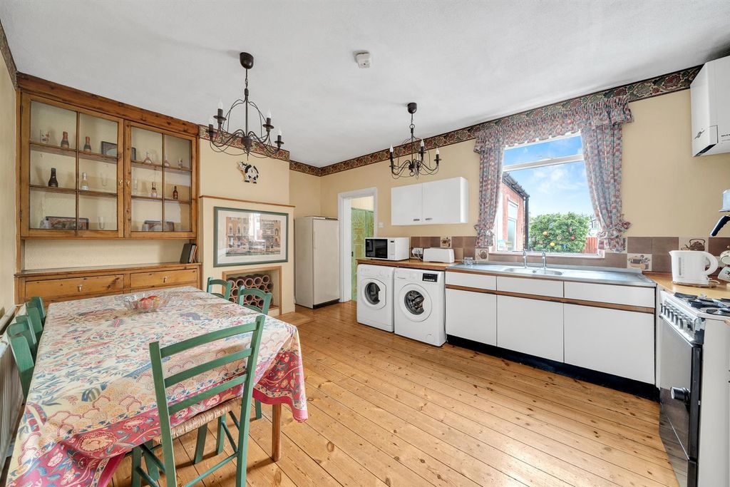 Property photo 2 of 10 Kitchen
