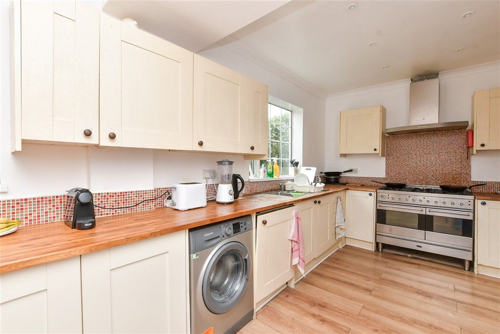 Property photo 3 of 18 Kitchen