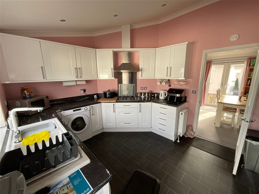 Property photo 2 of 10 Kitchen