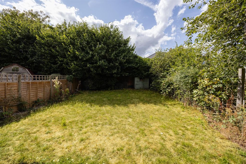 Property photo 2 of 20 Marlborough Road, E18