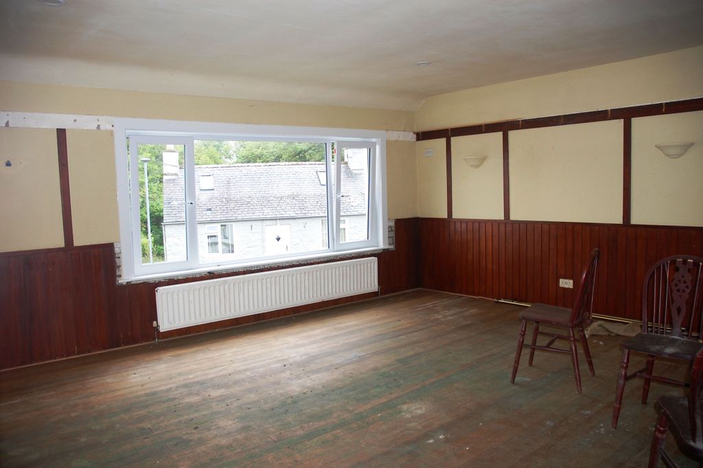 Property photo 2 of 8