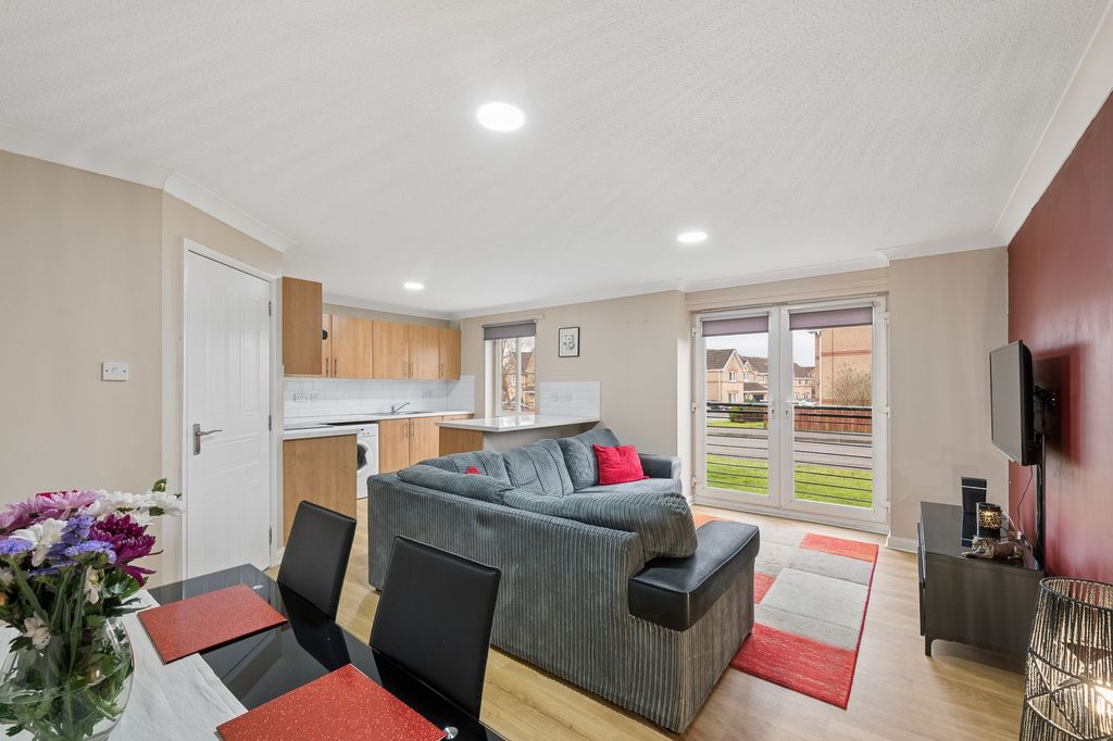 Property photo 1 of 17 Lounge/ Dining Area