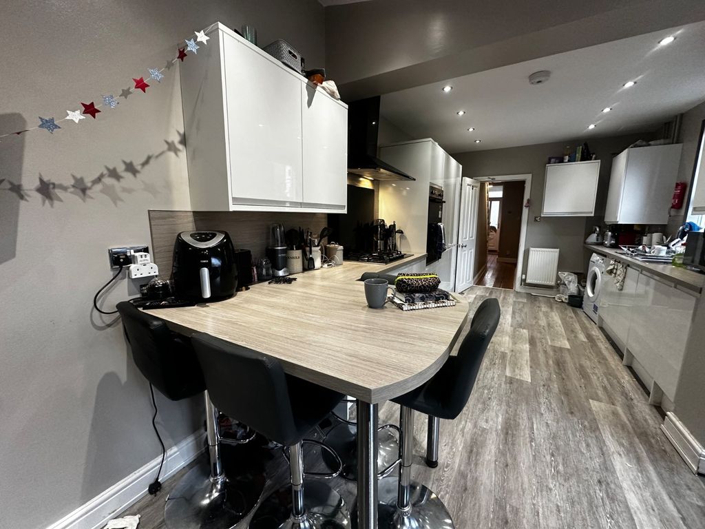 Property photo 2 of 15 Picture No. 13