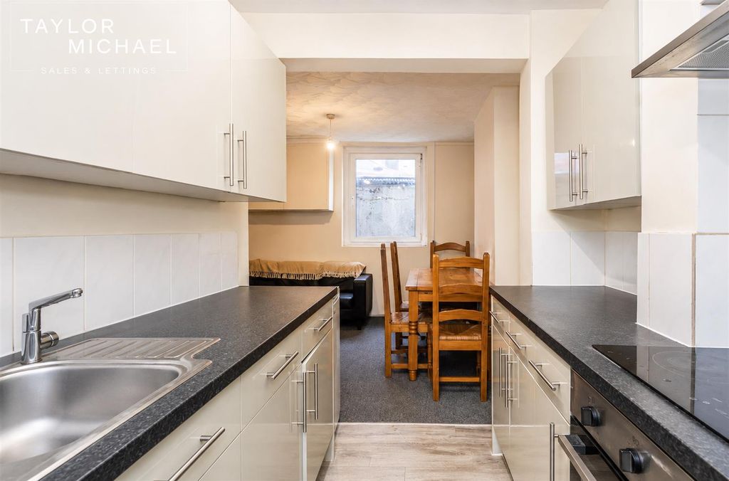 Property photo 3 of 19 Kitchen