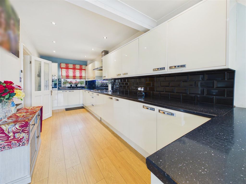 Property photo 3 of 17 Kitchen