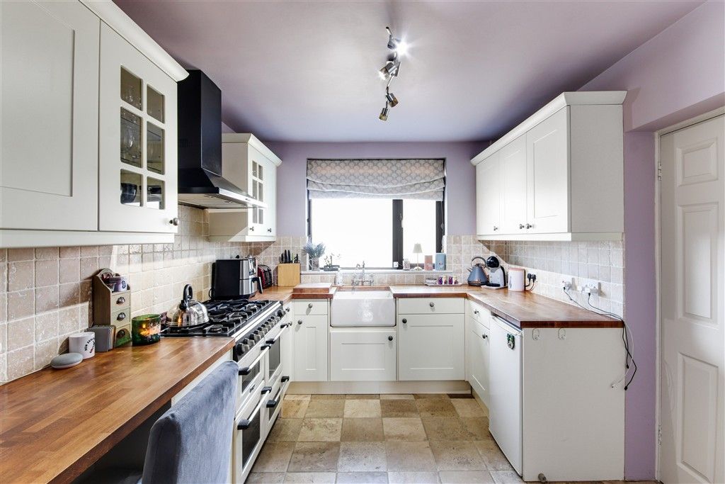 Property photo 2 of 19 V Kitchen