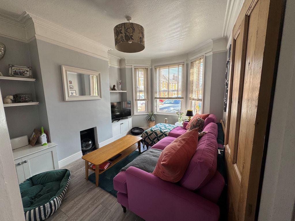 Property photo 1 of 8 17 Caxton Gardens - Reception Room