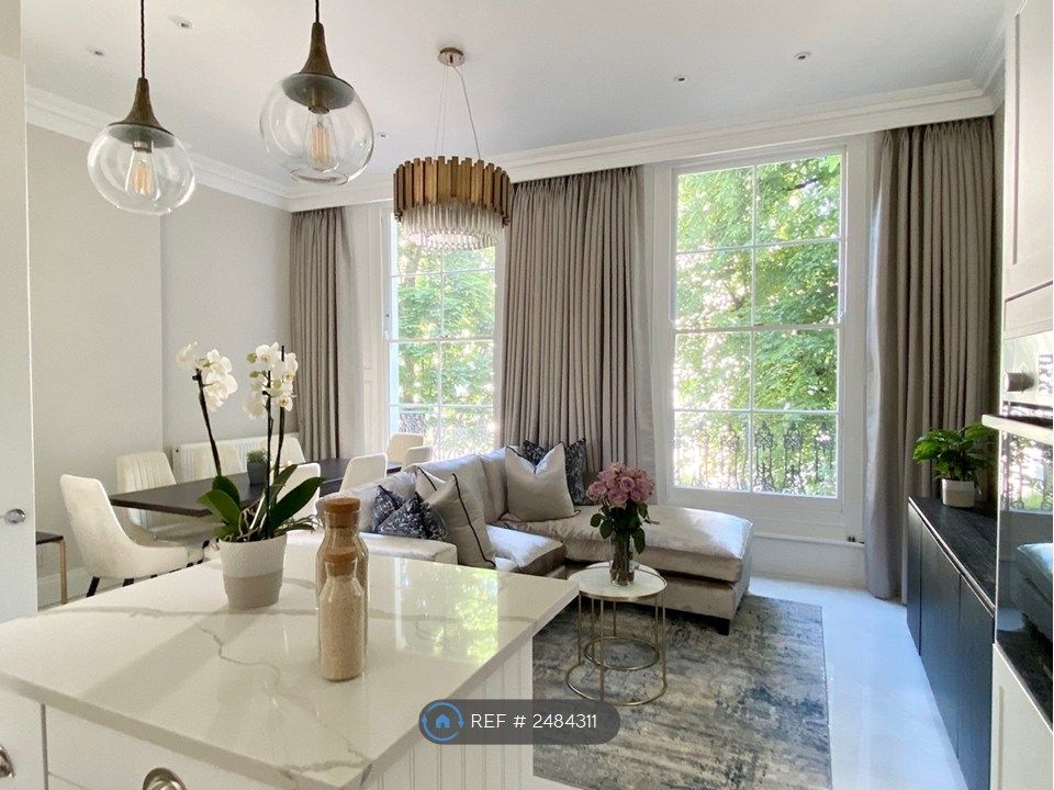 Property photo 1 of 7 Lounge &amp; Dining Room